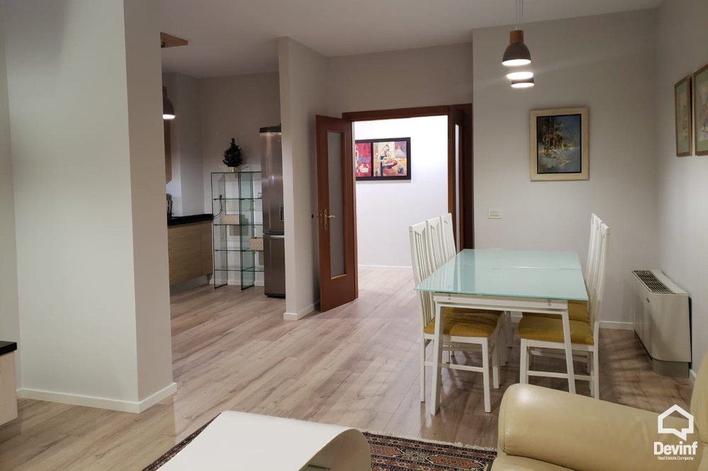 Tirane Qera Apartament 2+1+A Apartamenti ndodhet ne nje ndertim te ri prane Piramides apartament