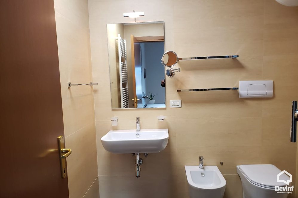 Tirane Qera Apartament 2+1+A Apartamenti ndodhet ne nje ndertim te ri prane Piramides apartament