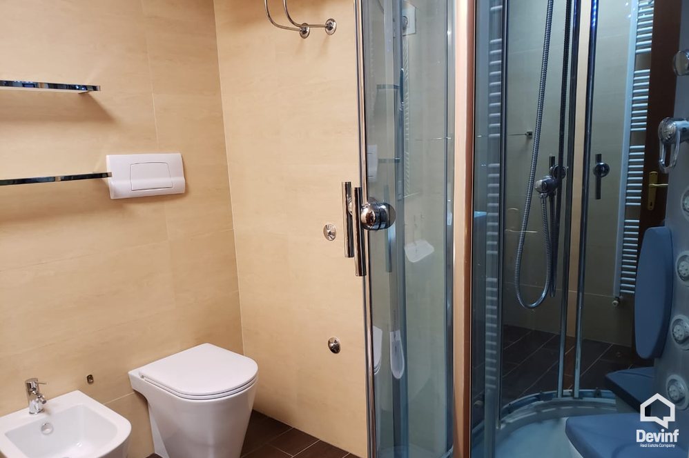 Tirane Qera Apartament 2+1+A Apartamenti ndodhet ne nje ndertim te ri prane Piramides apartament