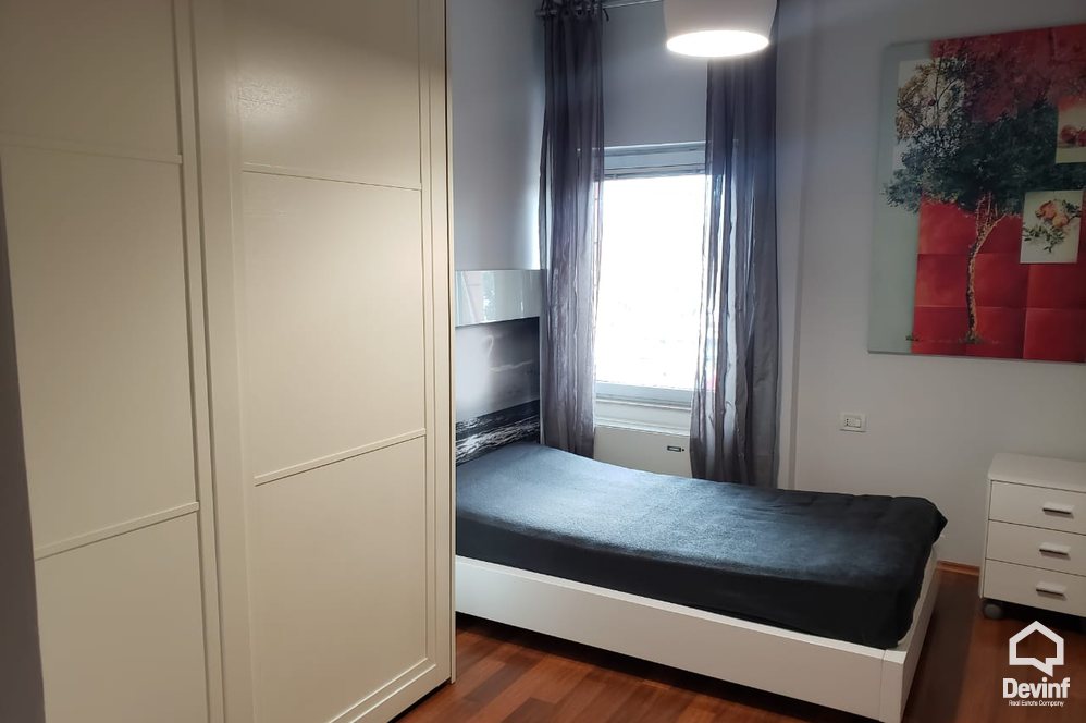 Tirane Qera Apartament 2+1+A Apartamenti ndodhet ne nje ndertim te ri prane Piramides apartament
