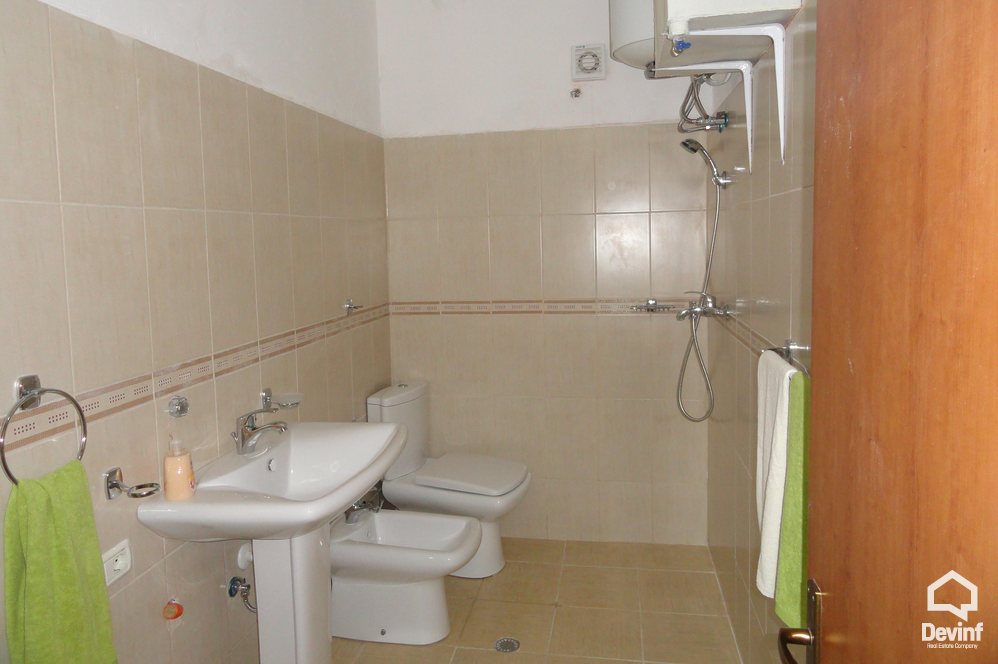 Tirane Qera Zyre  Zyre e re e cila ndodhet ne zonen e Bllokut zyre