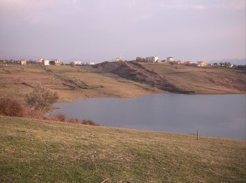 Toke Shitje Prane Liqenit te Farkes