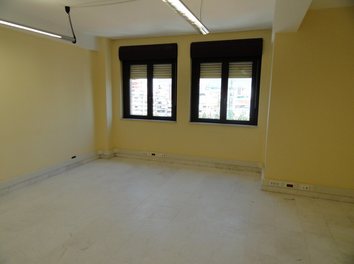 Zyre Qera Zyra ndodhet ne njeren nga godinat me prestigjoze te qendres se Tiranes