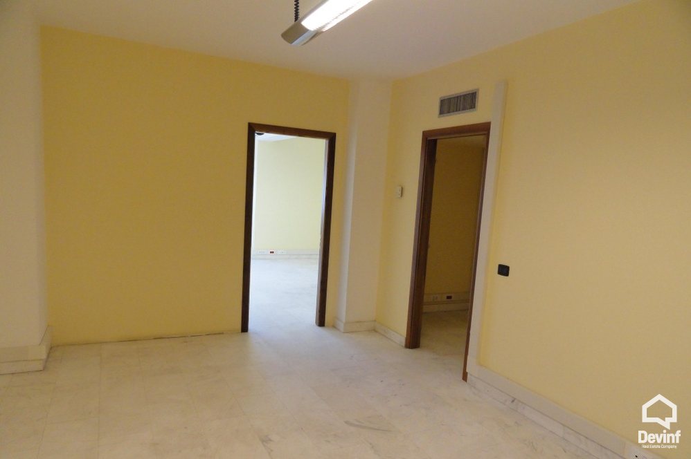 Tirane Qera Zyre 3+1 Zyra ndodhet ne njeren nga godinat me prestigjoze te qendres se Tiranes zyre qender biznesi