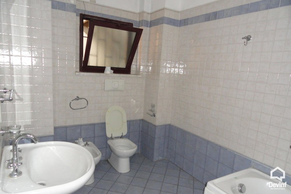 Tirane Qera Zyre 3+1 Zyra ndodhet ne njeren nga godinat me prestigjoze te qendres se Tiranes zyre qender biznesi