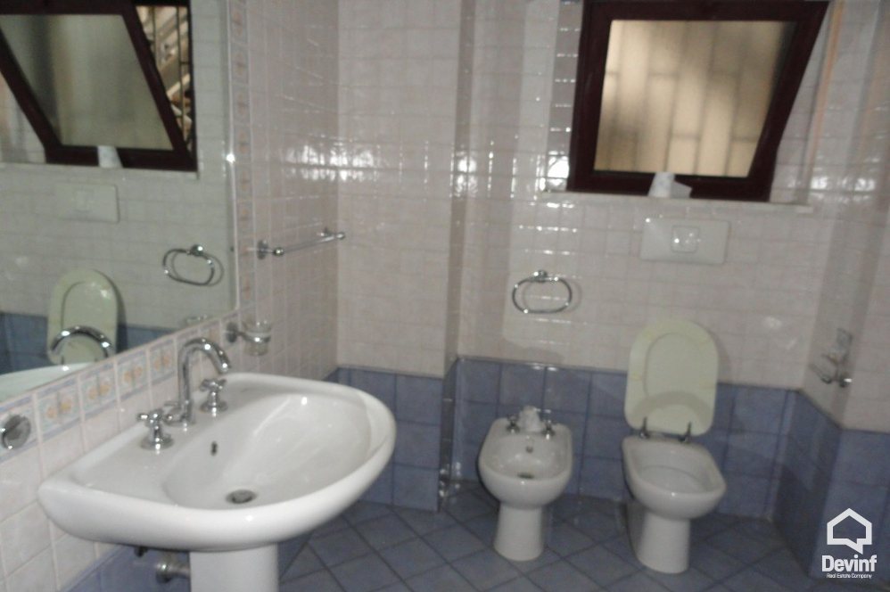 Tirane Qera Zyre 3+1 Zyra ndodhet ne njeren nga godinat me prestigjoze te qendres se Tiranes zyre qender biznesi