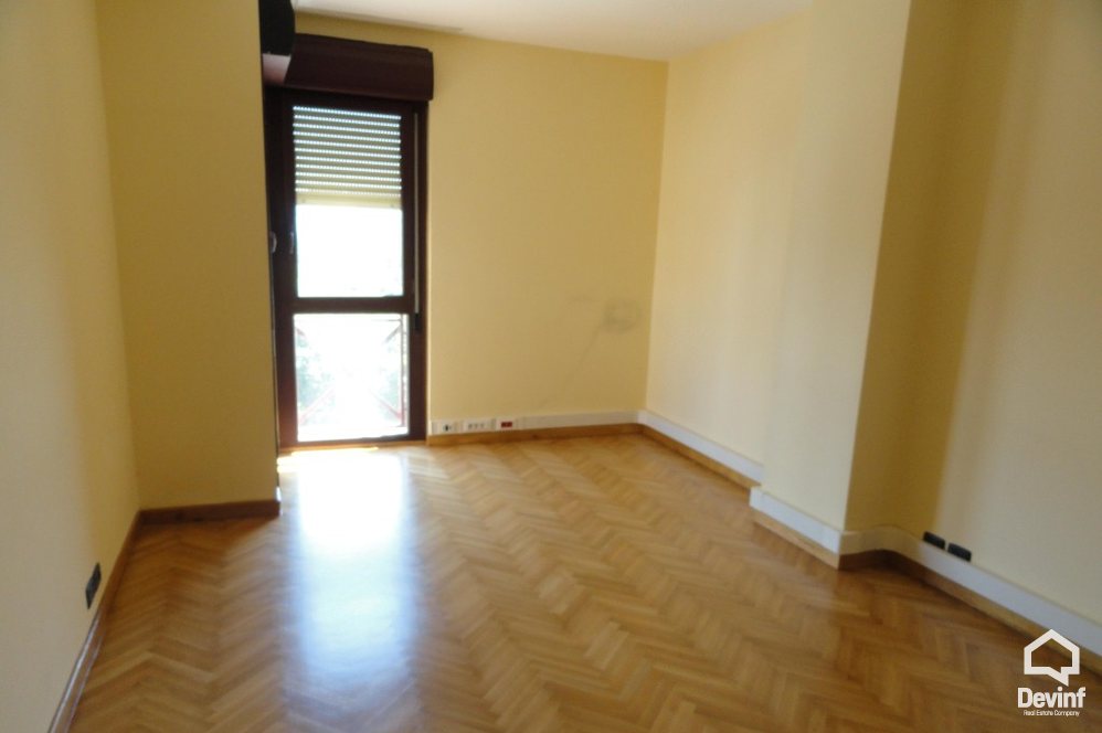Tirane Qera Zyre 3+1 Zyra ndodhet ne njeren nga godinat me prestigjoze te qendres se Tiranes zyre qender biznesi