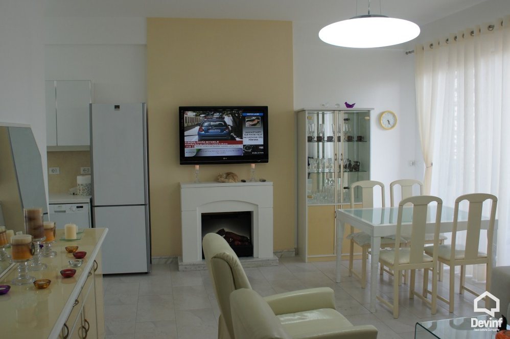 Tirane Qera Apartament 1+1 Apartamenti ndodhet ne nje pallat te ri prane bllokut te Ambasadave apartament