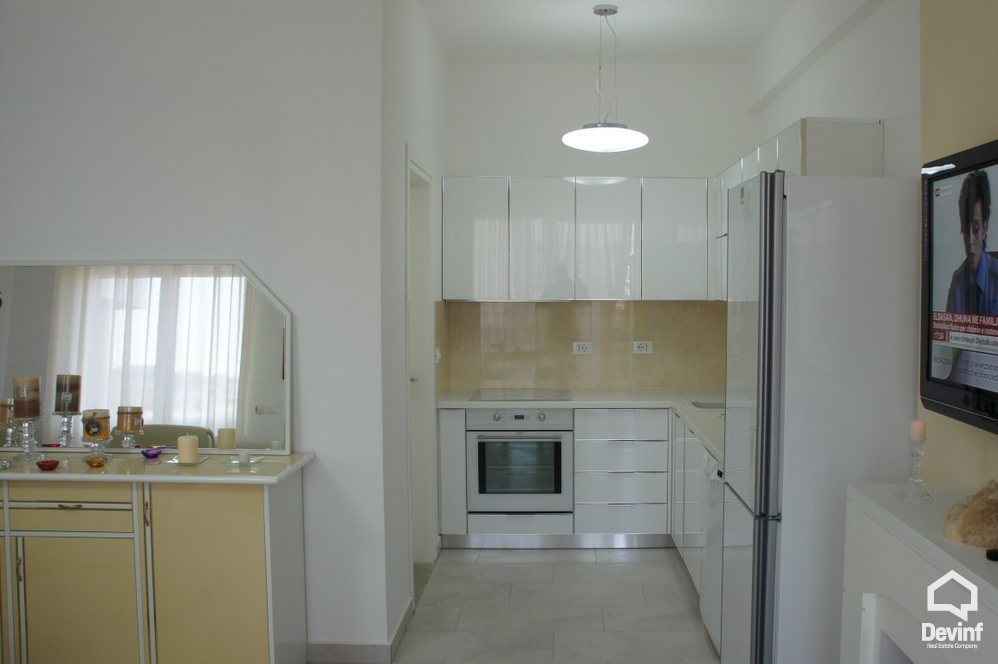 Tirane Qera Apartament 1+1 Apartamenti ndodhet ne nje pallat te ri prane bllokut te Ambasadave apartament