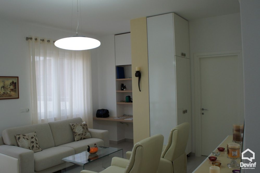 Tirane Qera Apartament 1+1 Apartamenti ndodhet ne nje pallat te ri prane bllokut te Ambasadave apartament