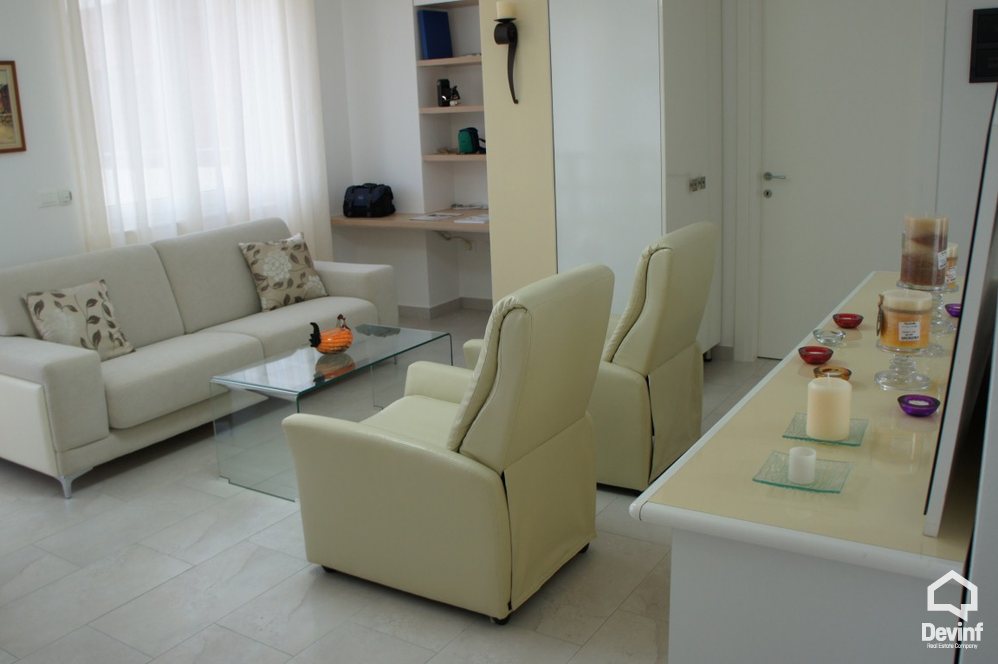 Tirane Qera Apartament 1+1 Apartamenti ndodhet ne nje pallat te ri prane bllokut te Ambasadave apartament