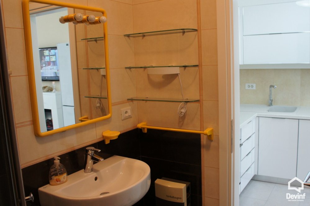 Tirane Qera Apartament 1+1 Apartamenti ndodhet ne nje pallat te ri prane bllokut te Ambasadave apartament