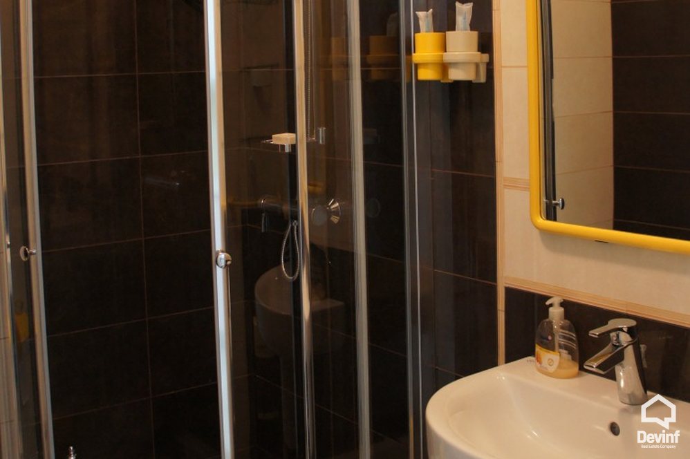 Tirane Qera Apartament 1+1 Apartamenti ndodhet ne nje pallat te ri prane bllokut te Ambasadave apartament