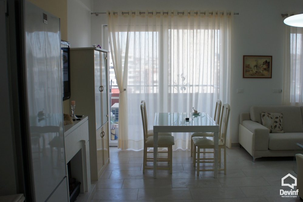 Tirane Qera Apartament 1+1 Apartamenti ndodhet ne nje pallat te ri prane bllokut te Ambasadave apartament