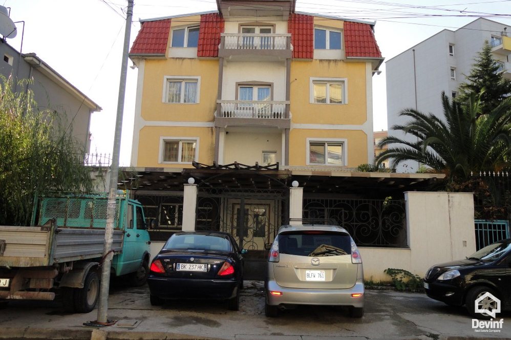 Tirane Shitje Vile Me shume se 4 dhoma Vila ndodhet prane shkolles Vasil Shanto,  ne Bulevardin Bajram Curri  apartament