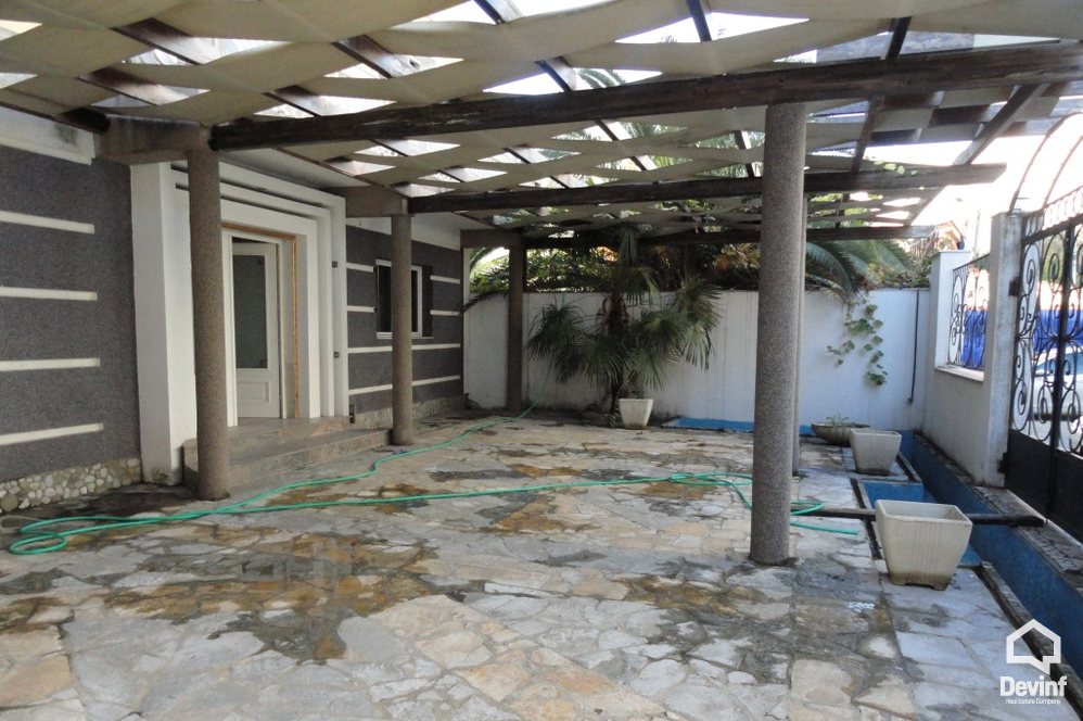 Tirane Shitje Vile Me shume se 4 dhoma Vila ndodhet prane shkolles Vasil Shanto,  ne Bulevardin Bajram Curri  apartament