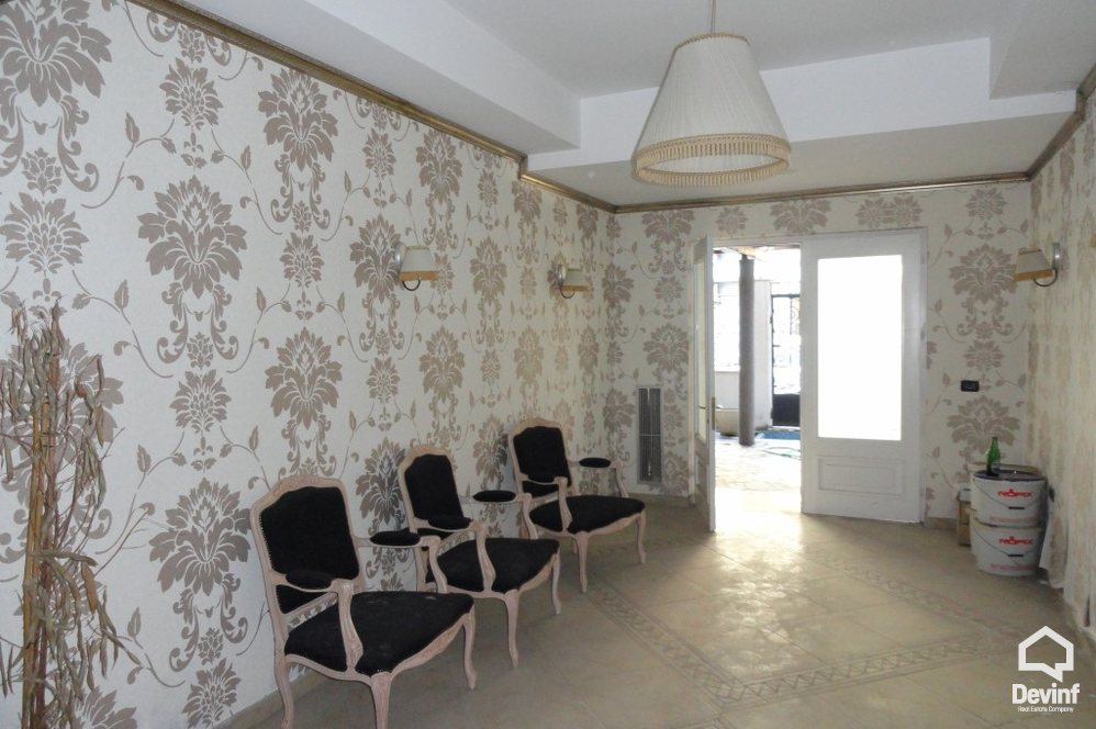 Tirane Shitje Vile Me shume se 4 dhoma Vila ndodhet prane shkolles Vasil Shanto,  ne Bulevardin Bajram Curri  apartament