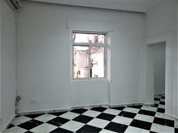 Zyre Qera Zyre e cila ndodhet ne zonen e Bllokut
