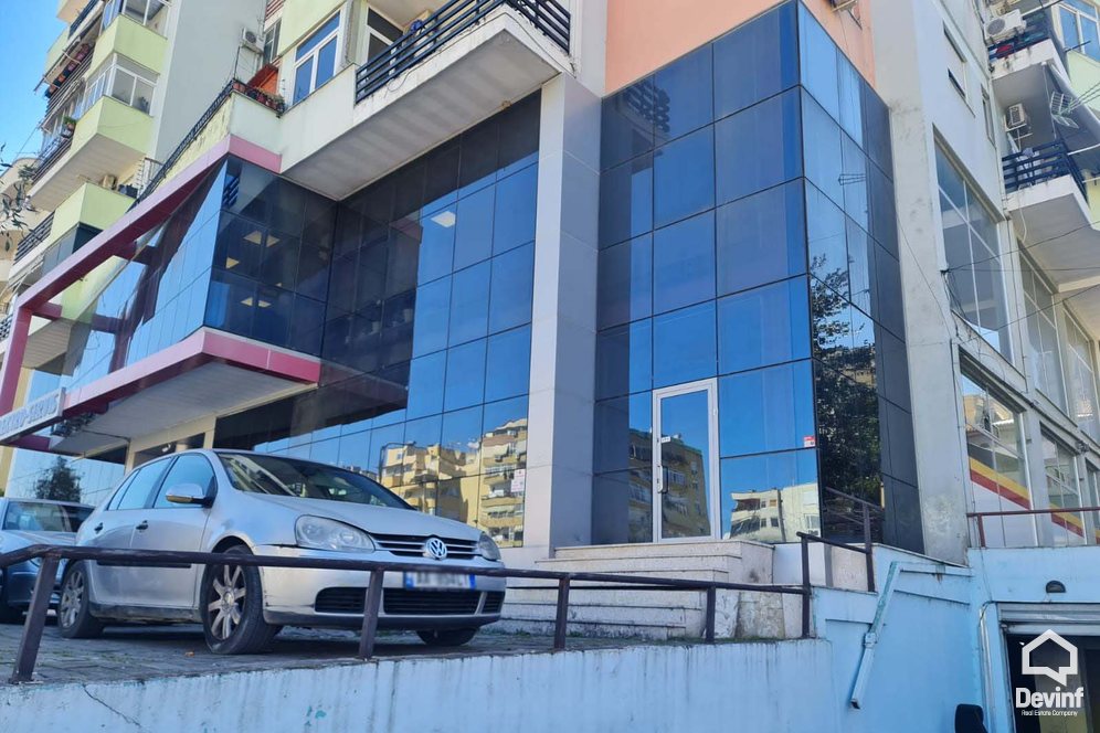 Tirane Shitje Dyqan  Dyqan ne Rr. Komuna e Parisit, prane Kristal Center zyre dyqan