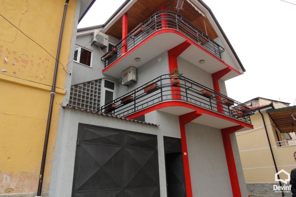 Tirane For Rent Houses Me shume se 4 dhoma House located in Str. Petro Nini Luarasi  