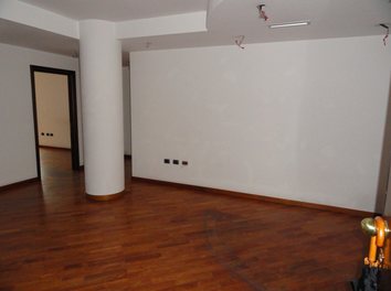 Zyre Qera Zyra ndodhet ne nje qender biznesi ne Bllok