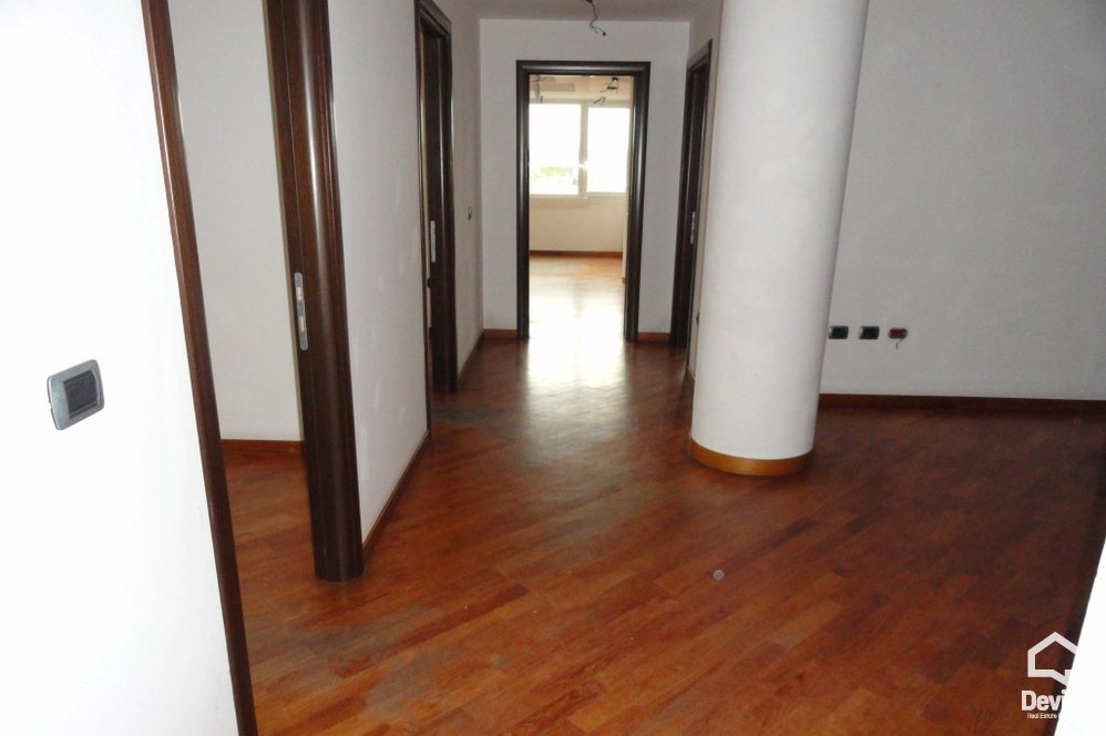 Tirane Qera Zyre  Zyra ndodhet ne nje qender biznesi ne Bllok zyre qender biznesi