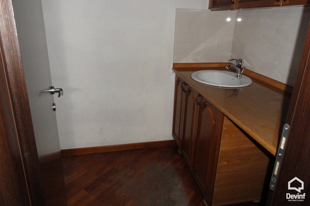 Tirane Qera Zyre  Zyra ndodhet ne nje qender biznesi ne Bllok zyre qender biznesi