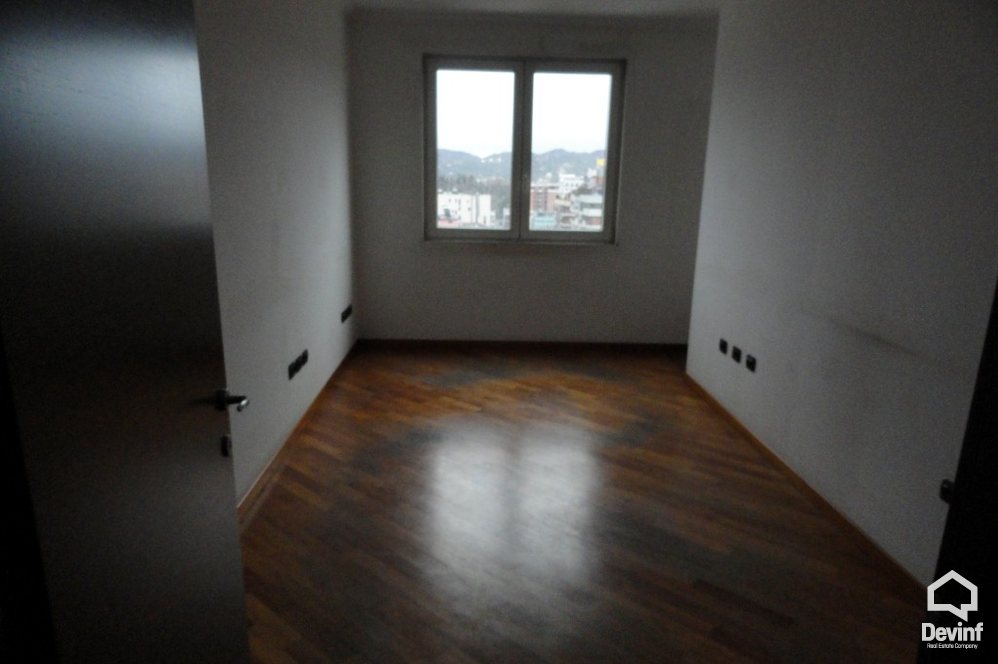 Tirane Qera Zyre  Zyra ndodhet ne nje qender biznesi ne Bllok zyre qender biznesi