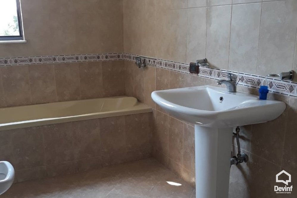 Tirane Qera Zyre  Objekti ndodhet prane Qytetit Studenti Zyre