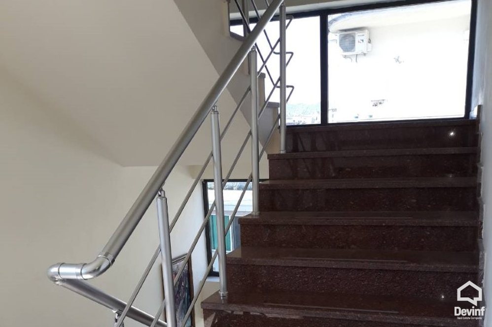 Tirane Qera Zyre  Objekti ndodhet prane Qytetit Studenti Zyre