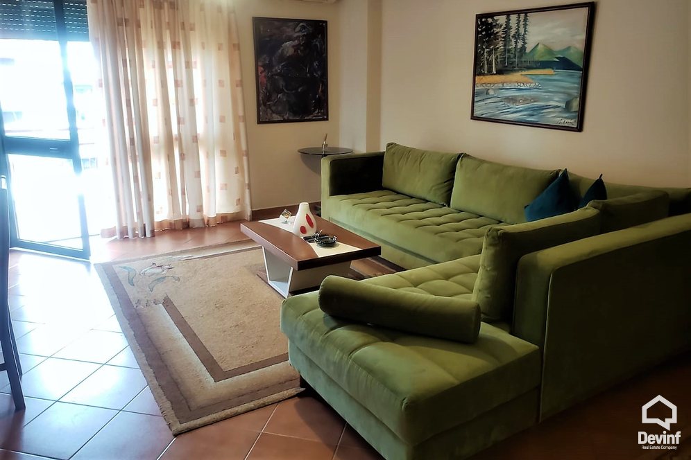 Tirane Qera Apartament 1+1+A Apartamenti ndodhet ne zonen e Bllokut apartament