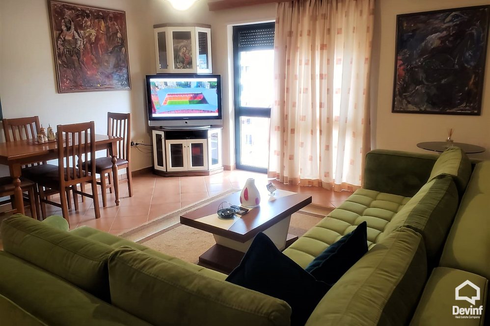 Tirane Qera Apartament 1+1+A Apartamenti ndodhet ne zonen e Bllokut apartament