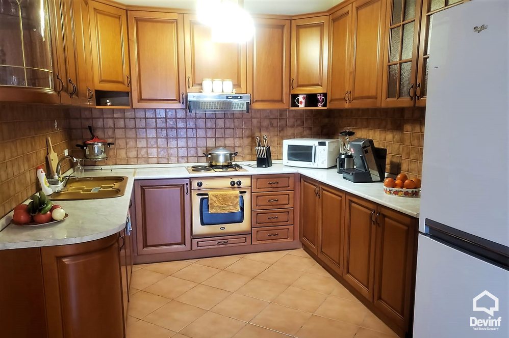 Tirane Qera Apartament 1+1+A Apartamenti ndodhet ne zonen e Bllokut apartament