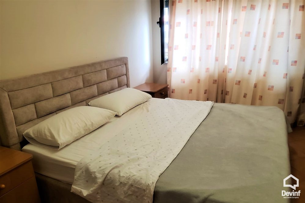 Tirane Qera Apartament 1+1+A Apartamenti ndodhet ne zonen e Bllokut apartament