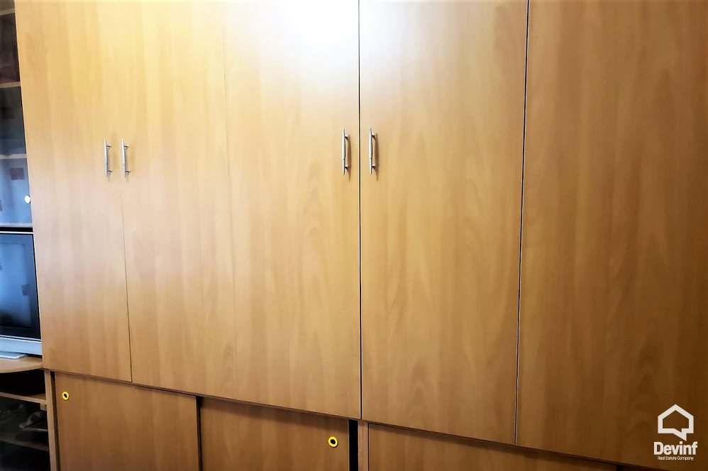 Tirane Qera Apartament 1+1+A Apartamenti ndodhet ne zonen e Bllokut apartament