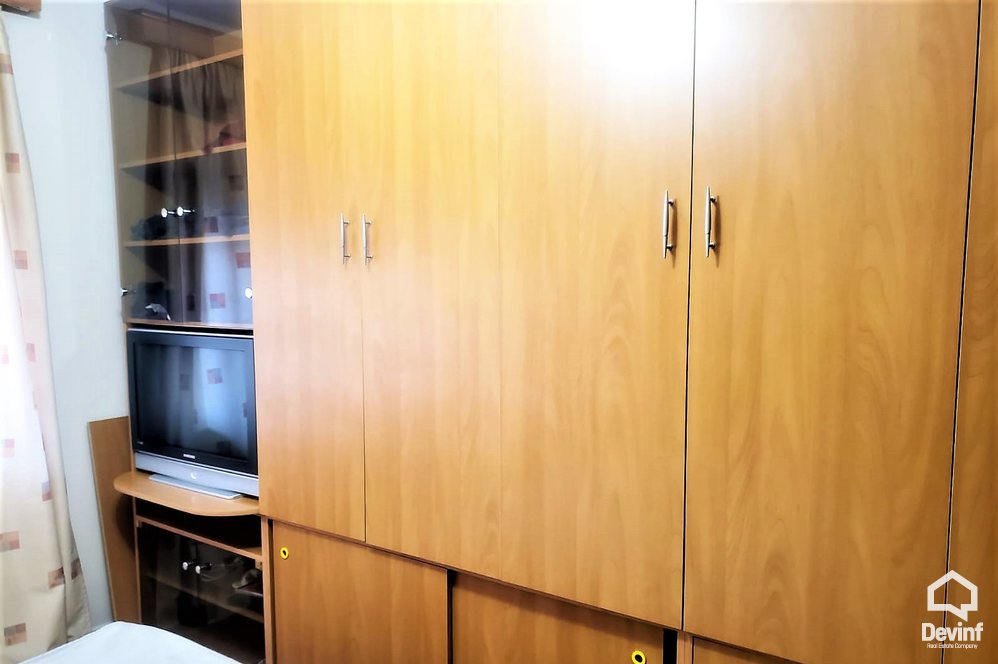 Tirane Qera Apartament 1+1+A Apartamenti ndodhet ne zonen e Bllokut apartament