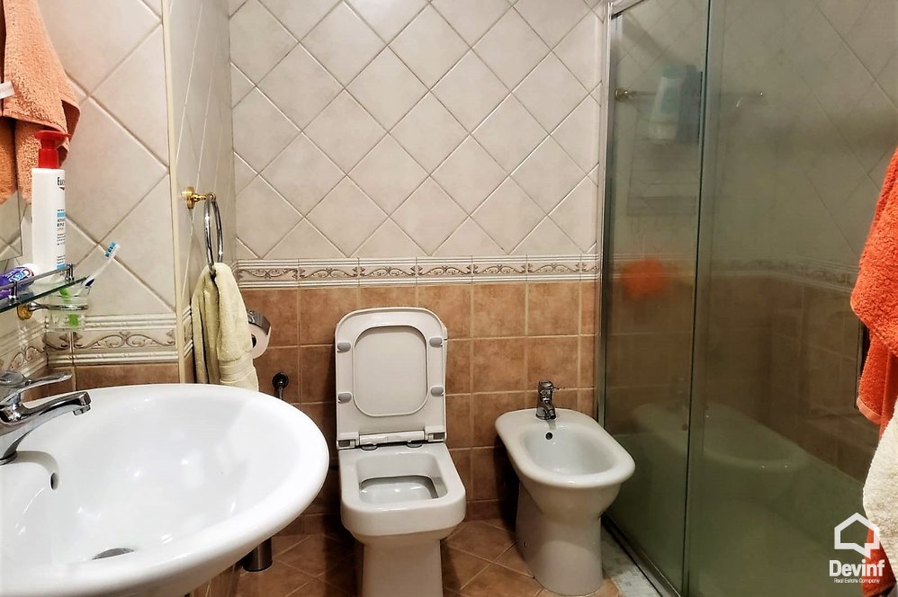 Tirane Qera Apartament 1+1+A Apartamenti ndodhet ne zonen e Bllokut apartament