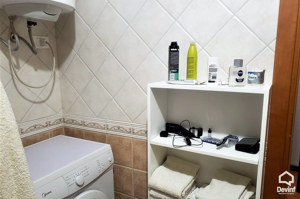 Tirane Qera Apartament 1+1+A Apartamenti ndodhet ne zonen e Bllokut apartament