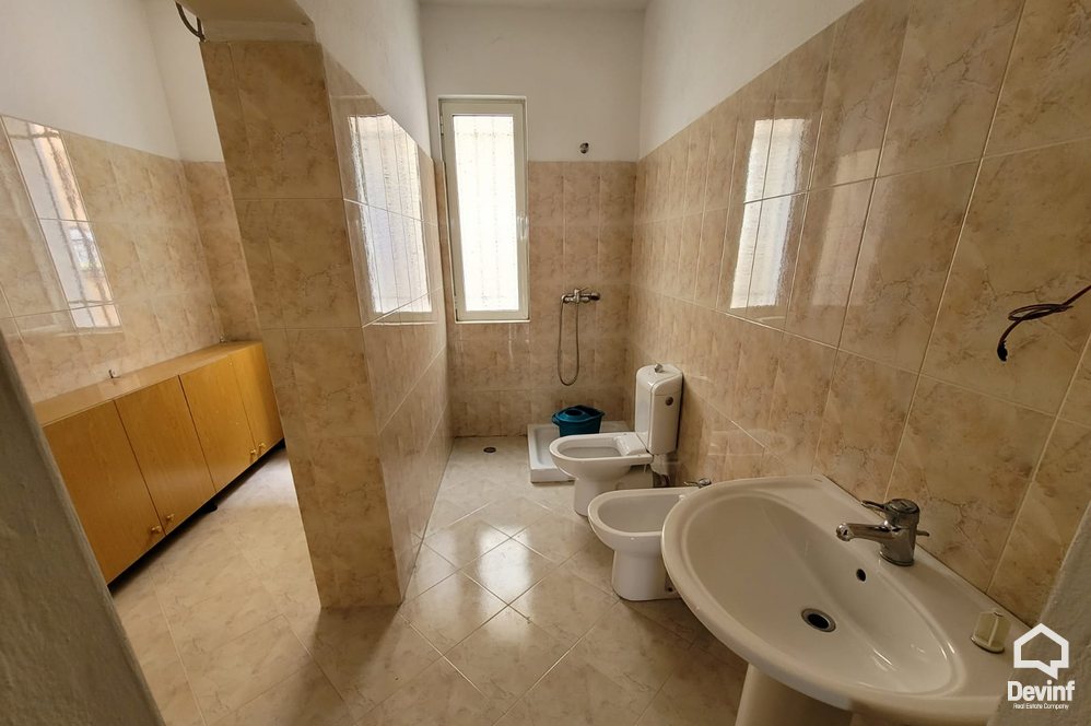 Tirane For Sale Villa Me shume se 4 dhoma House in a residential neighborhood of villas in Selite, Tirana Villa