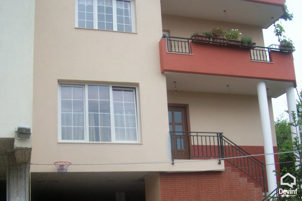 Tirane Shitje Vile 2+1+G Vila ndodhet ne Sauk apartament