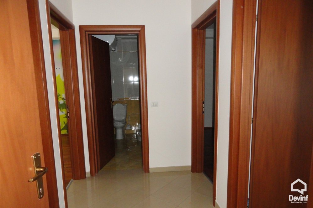 Tirane Qera Zyre 3+1+A Ambjent zyre ne zonen e Bllokut apartament qender biznesi