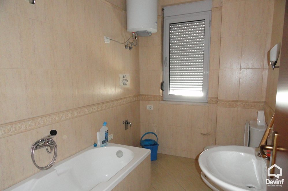 Tirane Qera Zyre 3+1+A Ambjent zyre ne zonen e Bllokut apartament qender biznesi