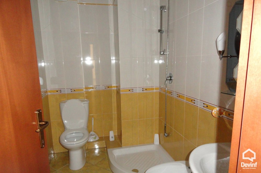 Tirane Qera Zyre 3+1+A Ambjent zyre ne zonen e Bllokut apartament qender biznesi