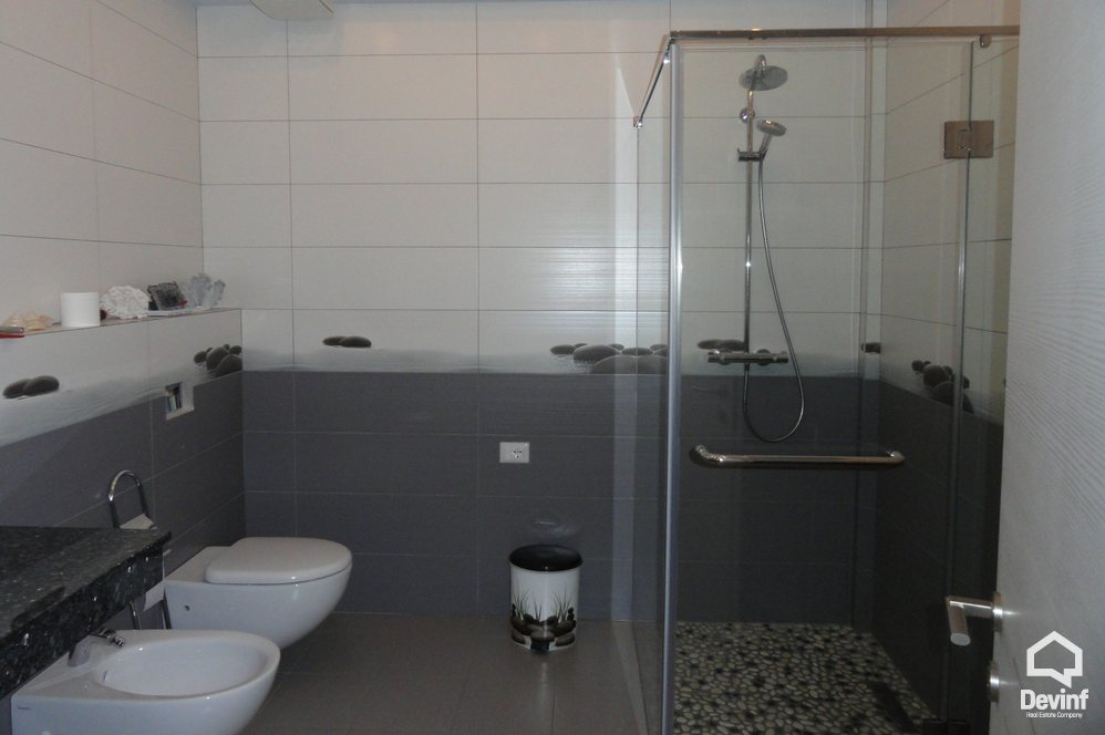 Tirane Shitje Vile Me shume se 4 dhoma Vila ndodhet ne nje kompleks rezidencial ne periferi te Tiranes  kompleks rezidencial