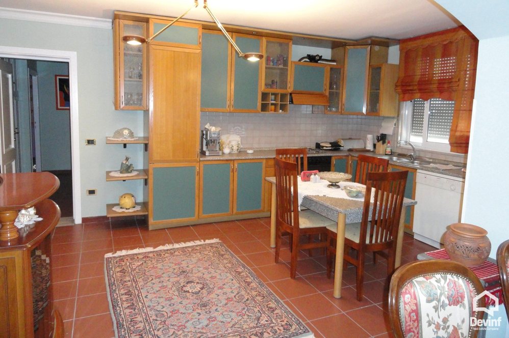 Tirane Shitje Apartament 2+1+A Apartamenti ndodhet ne qender te Tiranes, prane Sheshit Skenderbej apartament
