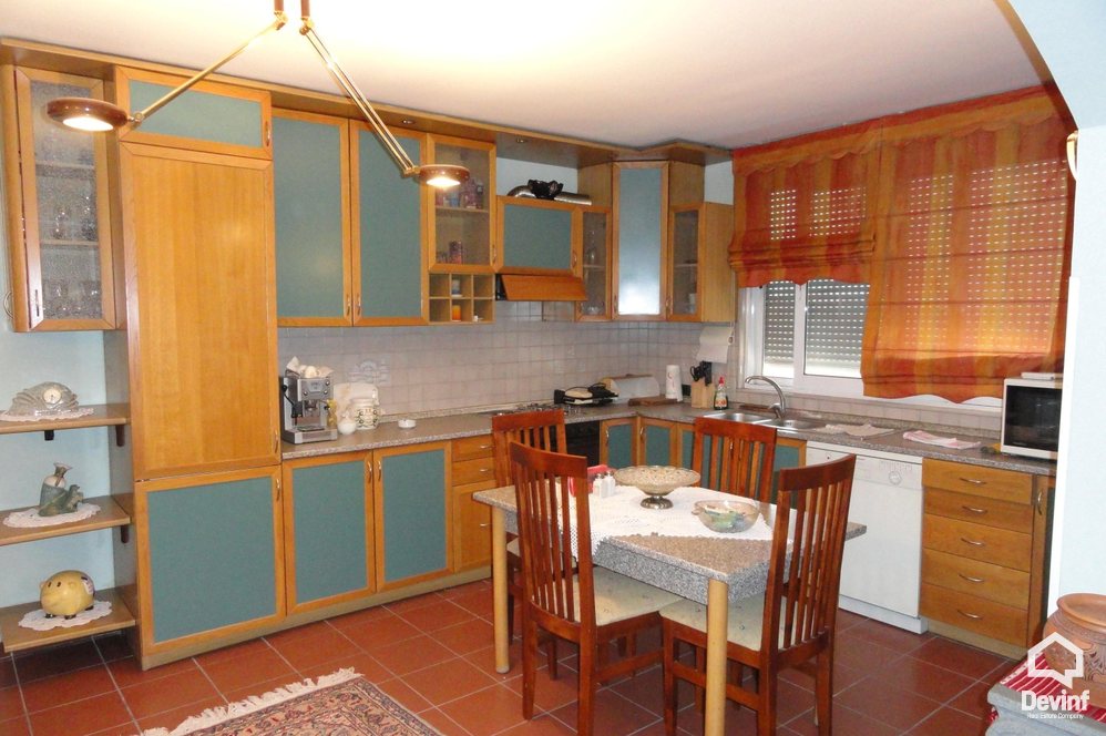 Tirane Shitje Apartament 2+1+A Apartamenti ndodhet ne qender te Tiranes, prane Sheshit Skenderbej apartament
