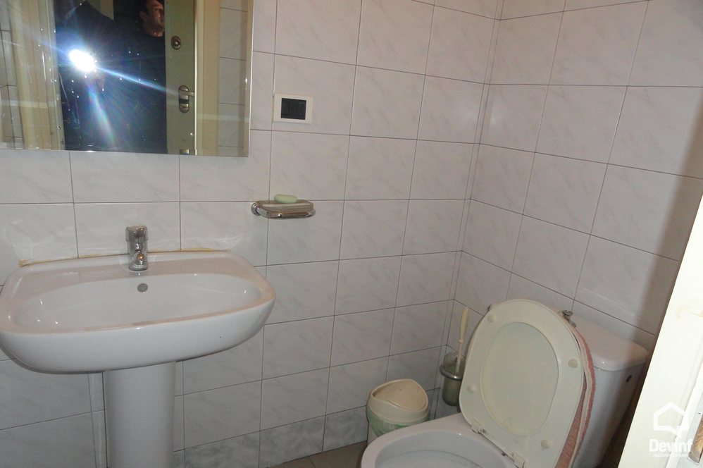 Tirane Shitje Apartament 2+1+A Apartamenti ndodhet ne qender te Tiranes, prane Sheshit Skenderbej apartament