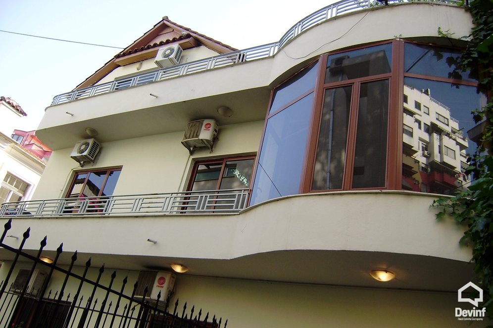 Tirane Qera Vile  Vile ne zonen e Bllokut zyre