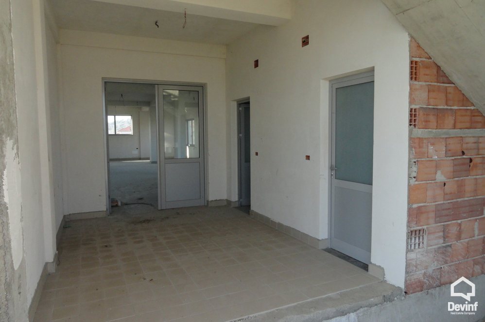 Tirane Qera Ndertese Multifunksionale  Objekti ndodhet ne rrugen per ne Aeroportin Nene Tereza apartament