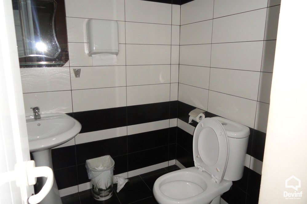 Tirane Shitje Bar-Restorant  Rruga Komuna e Parisit toke per ndertim